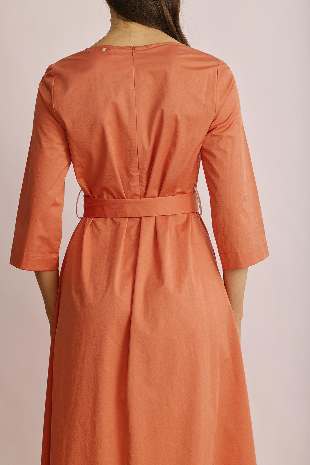 שמלת ערב באורך מידי בגזרת A עם עיטור פרח וחגורת מותן הניתנת להסרההרכב: 97% כותנה, 3% אלסטןהדוגמנית בגובה 1.80 ולובשת מידה 40 של LORENA ANTONIAZZI