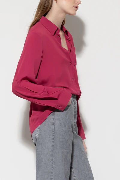 חולצת בלוזון אלגנטית עם סגירת כפתוריםהרכב: 69% אצטט, 31% משיהדוגמנית בגובה 1.78 ולובשת מידה 36 אירופאית