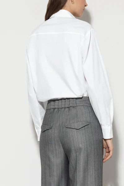 חולצה מכופתרת עם כיס אחד מקדימההרכב: 97% כותנה, 3% אלסטןהדוגמנית בגובה 1.78 ולובשת מידה 36 אירופאית