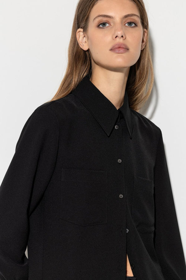 חולצת כותנה מכופתרת אלגנטית בצבע שחור עם מפתח בגב