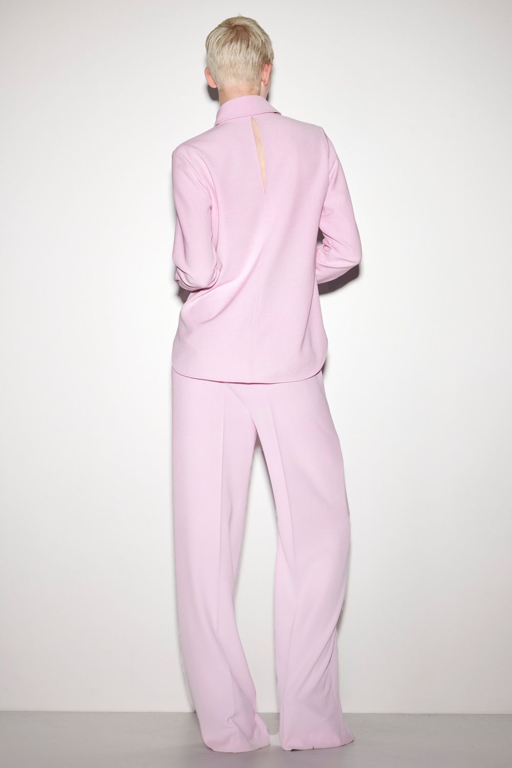 חולצה מכופתרת עם מפתח בגבהרכב: 97% כותנה, 3% אלסטןהדוגמנית בגובה 1.78 ולובשת מידה 36 אירופאית