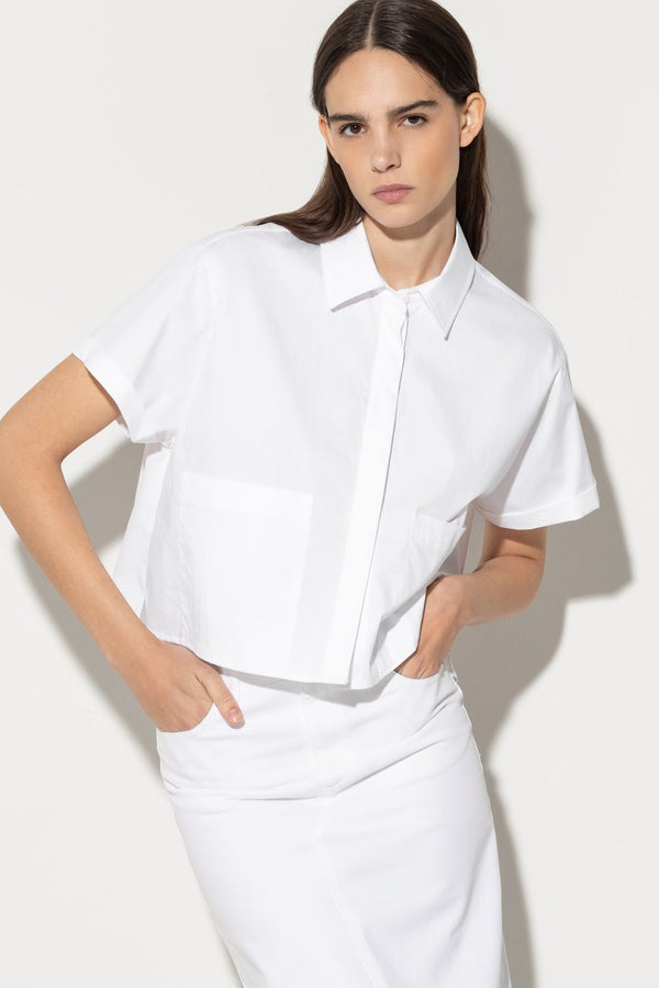 חולצת כותנה לבנה מכופתרת קצרה שרוול קצר עם כיסים מרובעים