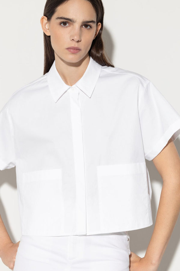 חולצת כותנה לבנה מכופתרת קצרה שרוול קצר עם כיסים מרובעים
