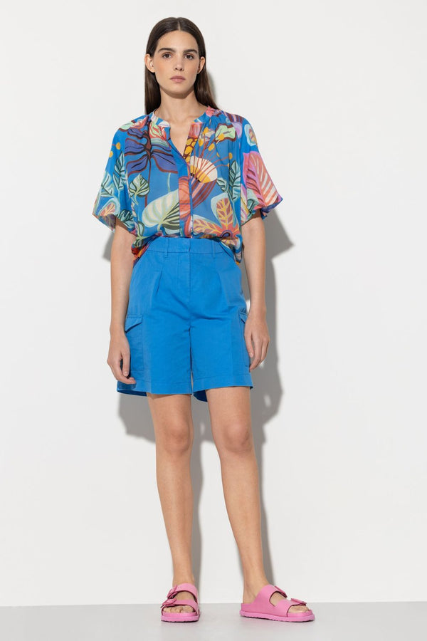 חולצה מכופתרת אוורירית בצבע תכלת עם מוטיב פרחים צבעוני שרוול קצר