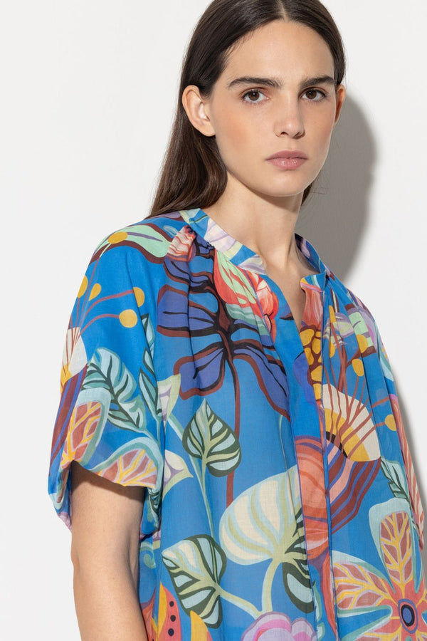 חולצה מכופתרת אוורירית בצבע תכלת עם מוטיב פרחים צבעוני שרוול קצר
