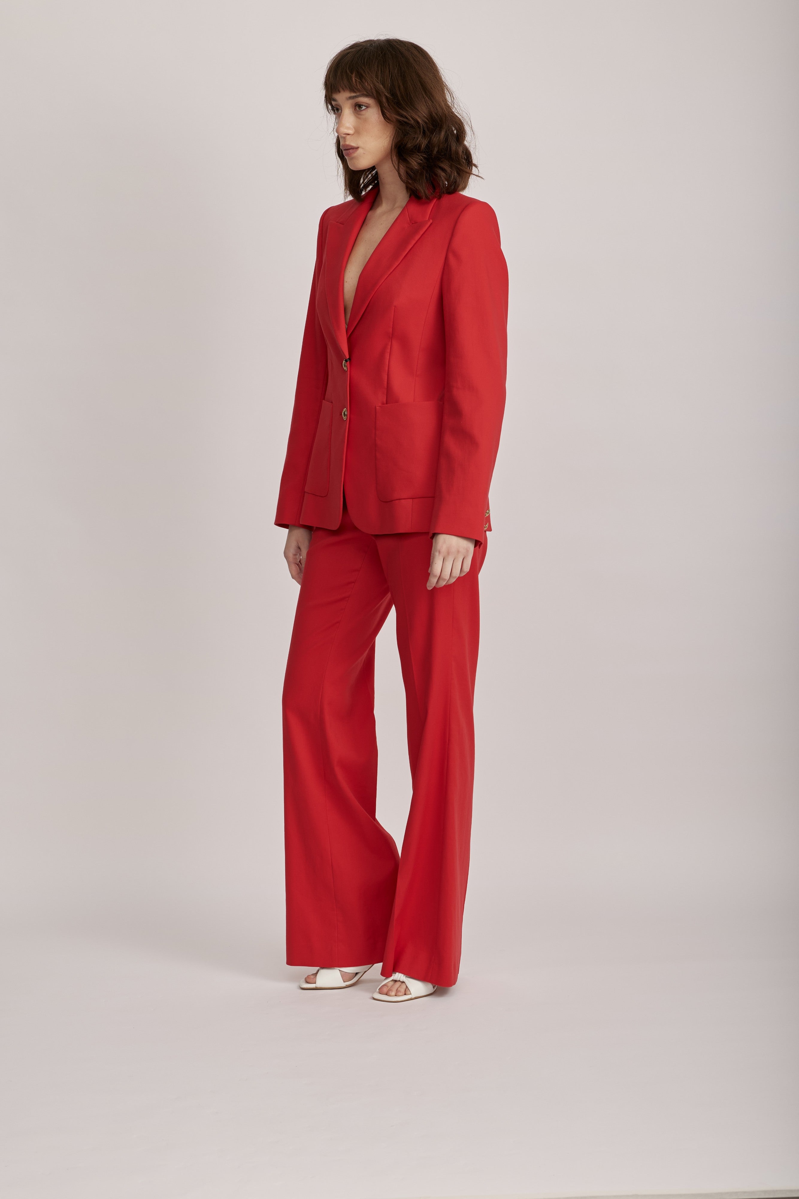 בלייזר מחוייט מבית המותג Luisa Cerano, עשוי אריג גברדין כותנה אלסטי. גזרה קלאסית, עם צווארון דש, כיסי פאץ', בטנה פנימית, וסגירה באמצעות כפתורים מוזהבים דקורטיביים.הרכב: 97% כותנה, 3% אלסטןהדוגמנית בגובה 1.75 ולובשת מידה 36 של Luisa Cerano