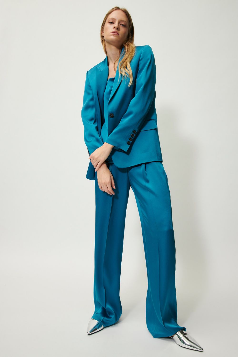 בלייזר סאטן אלגני סינגל ברסטהרכב: 71% אצטט, 29% ויסקוזה; בטנה: 57% ויסקוזה, 43% פוליאסטרהדוגמנית בגובה 1.78 ולובשת מידה 36 אירופאית