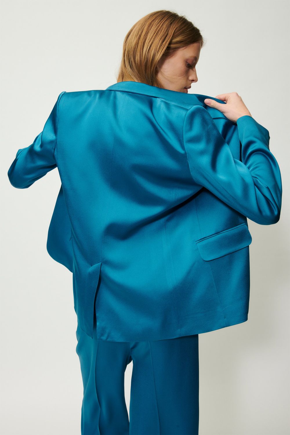 בלייזר סאטן אלגני סינגל ברסטהרכב: 71% אצטט, 29% ויסקוזה; בטנה: 57% ויסקוזה, 43% פוליאסטרהדוגמנית בגובה 1.78 ולובשת מידה 36 אירופאית