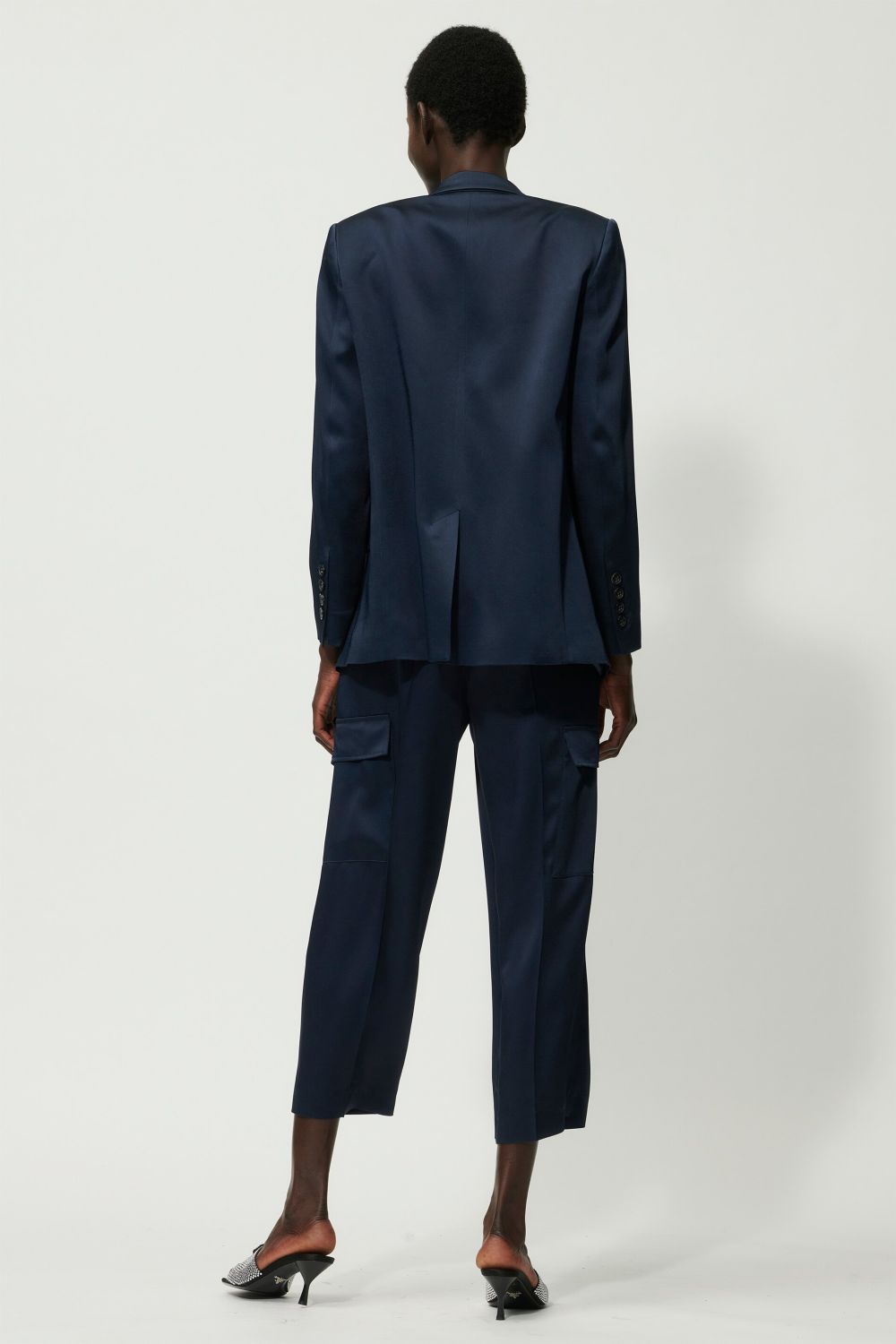 בלייזר סאטן אלגנטי סינגל ברסטהרכב: 71% אצטט, 29% ויסקוזה; בטנה: 57% ויסקוזה, 43% פוליאסטרהדוגמנית בגובה 1.78 ולובשת מידה 36 אירופאית