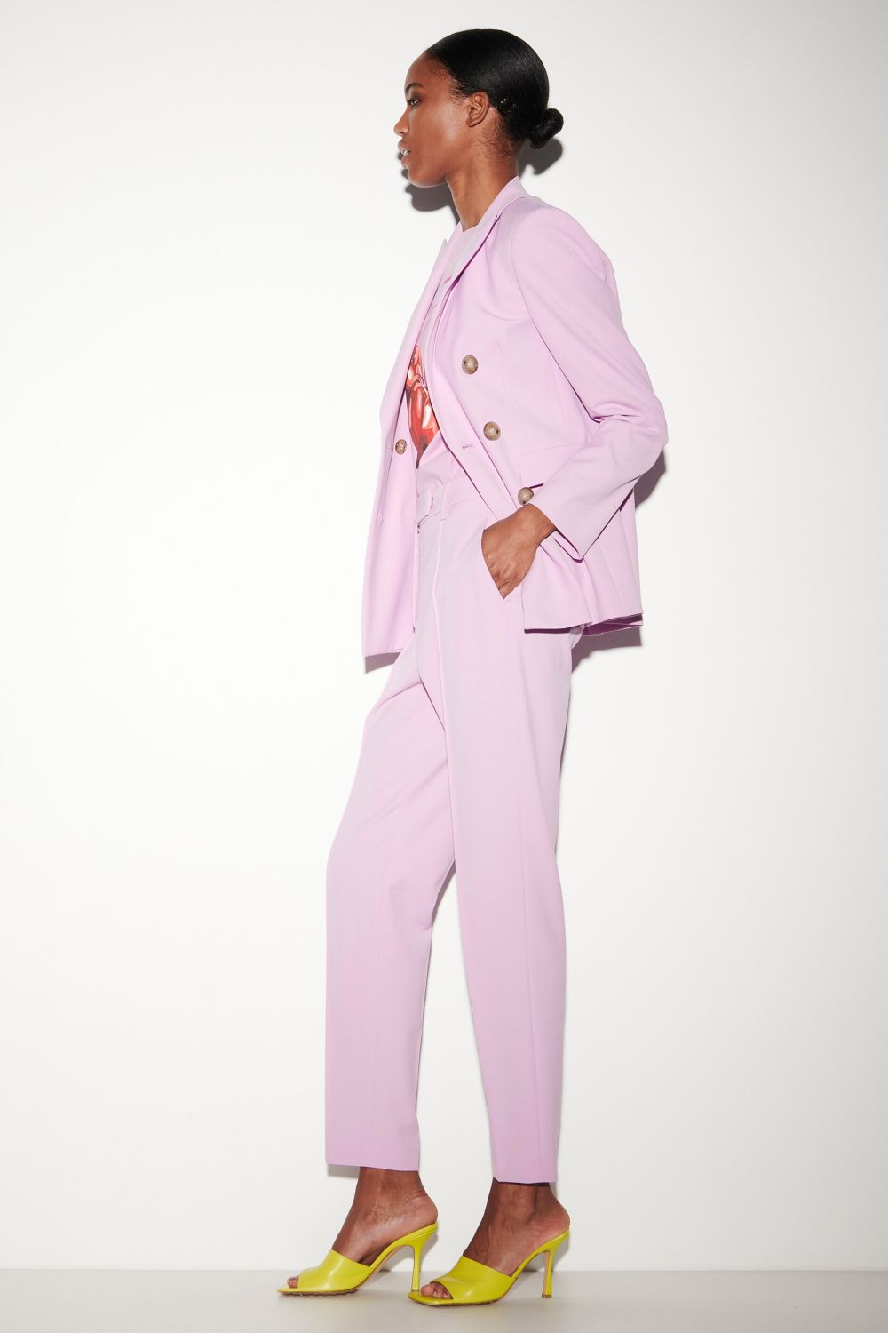 בלייזר דאבל ברסט הרכב: 57% ויסקוזה, 43% פוליאסטר; בטנה: 67% פוליאסטר, 29 ויסקוזה, 4% אלסטןהדוגמנית בגובה 1.78 ולובשת מידה 36 אירופאית