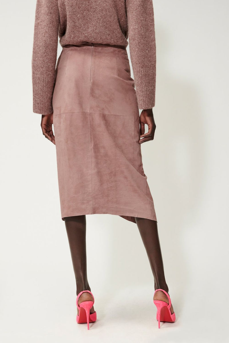 חצאית זמש א-סימטרית סטייטמנט בצבע רוזווד מעושן אורך מידי עם כיווצים