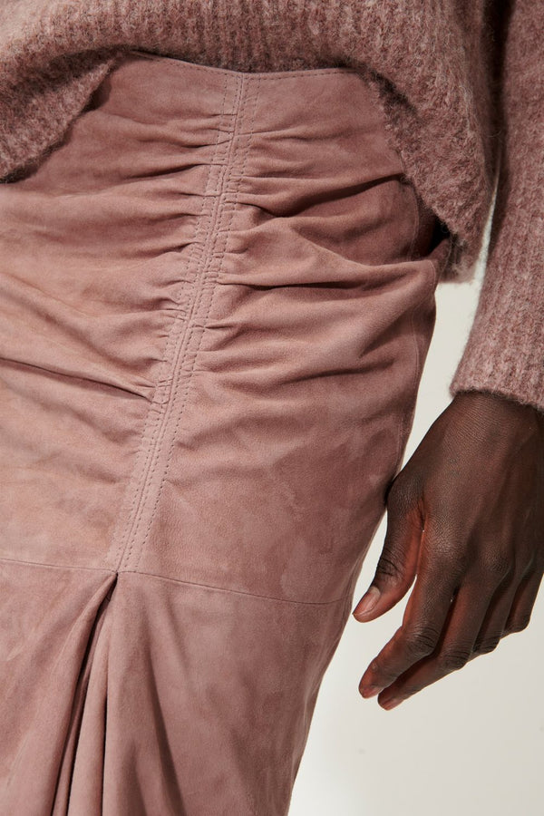 חצאית זמש א-סימטרית סטייטמנט בצבע רוזווד מעושן אורך מידי עם כיווצים