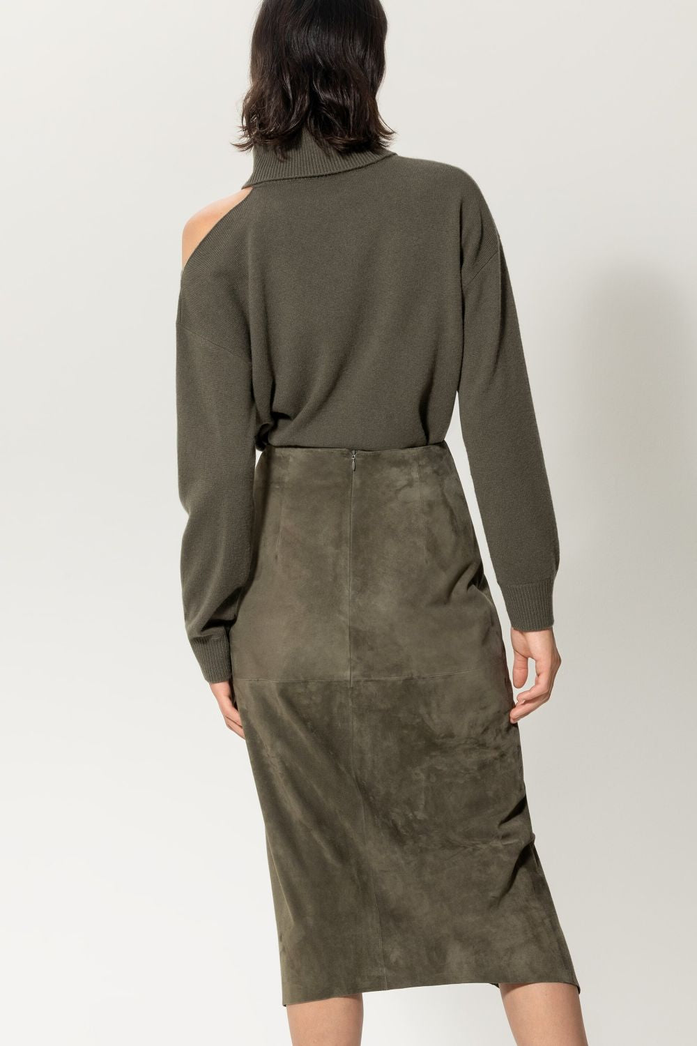 חצאית זמש א סימטרית עם כיווציםהרכב: 100% עור; בטנה: 100% פוליאסטרהדוגמנית בגובה 1.78 ולובשת מידה 36 אירופאית