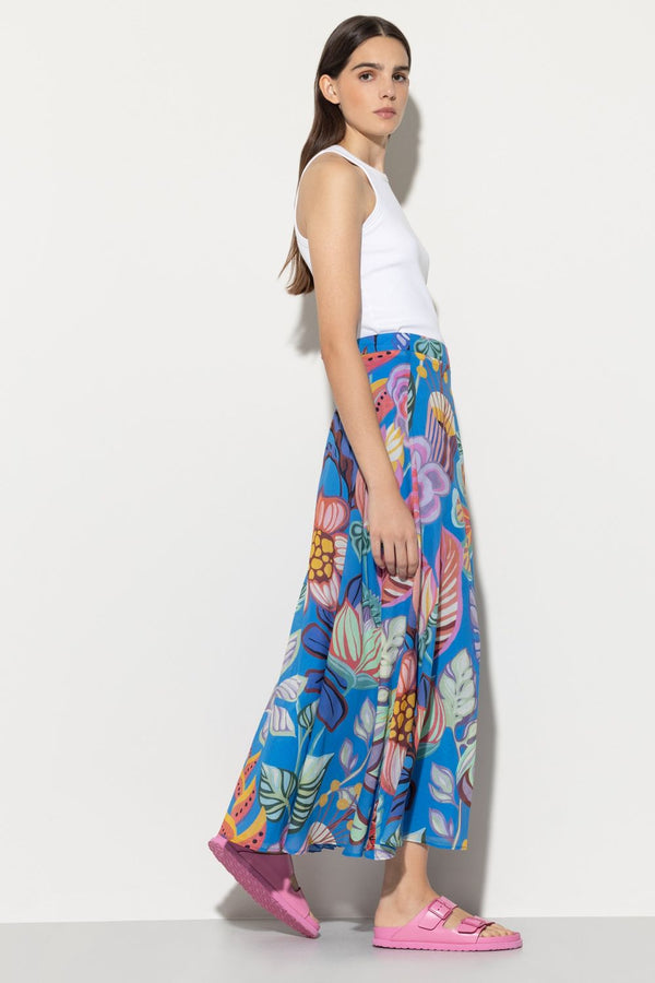 חצאית מקסי גזרת פלייר בצבע תכלת עם מוטיב פרחים צבעוני רוכסן מאחור