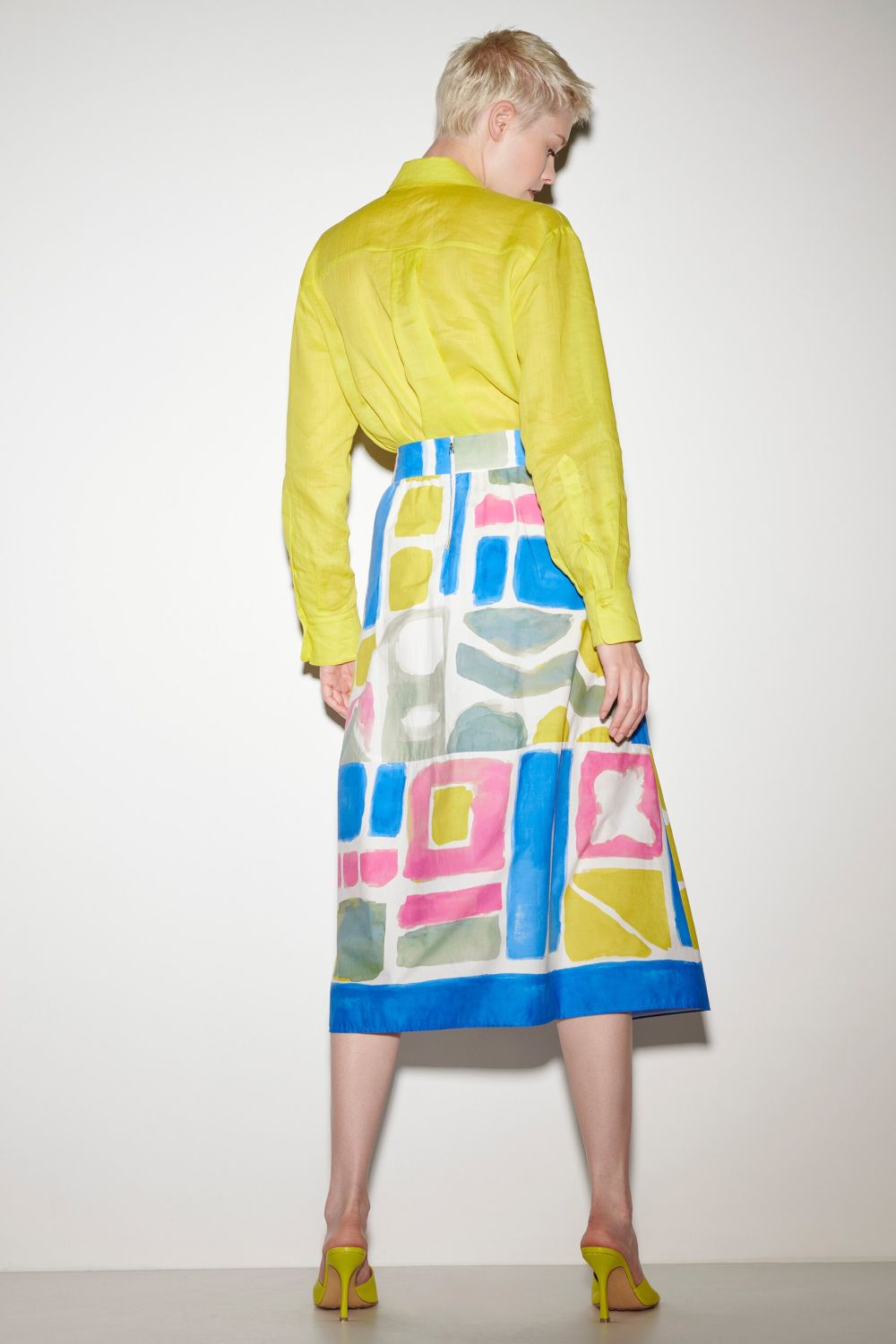 חצאית מידי עם הדפס אתני צבעוניהרכב: 100% כותנה; בטנה: 62% מודאל, 38% פוליאסטרהדוגמנית בגובה 1.78 ולובשת מידה 36 אירופאית