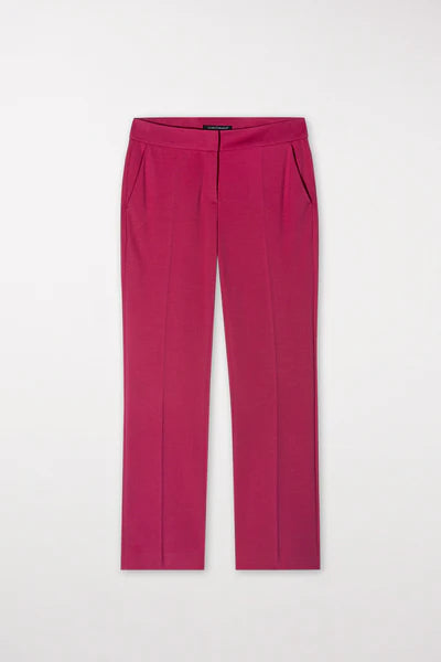 מכנסיים מחוייטים בגזרה ישרההרכב: 53% ויסקוזה, 41% פוליאמיד, 6% אלסטןהדוגמנית בגובה 1.78 ולובשת מידה 36 אירופאית