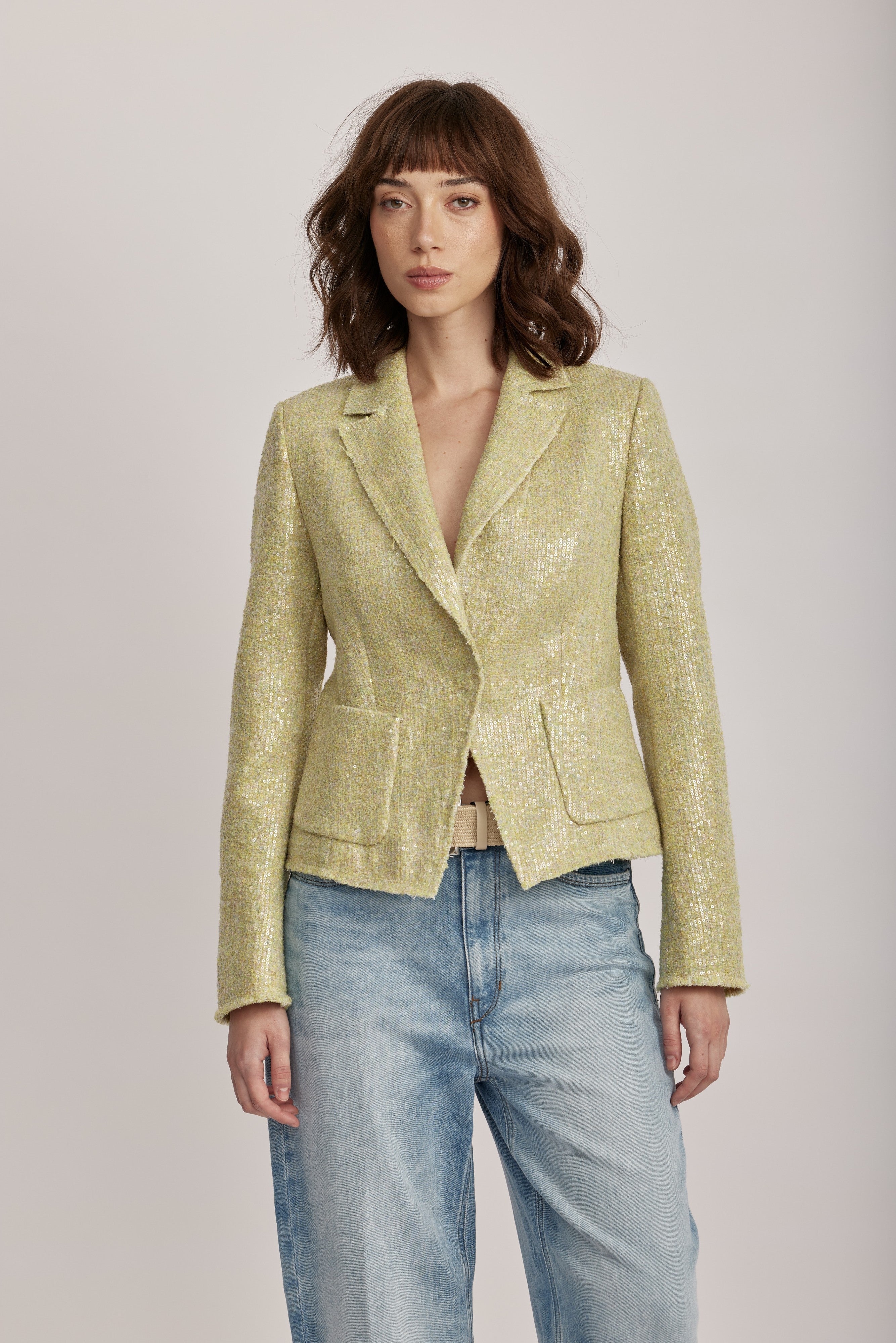 ז'קט בלייזר מבית המותג Luisa Cerano, מבד טוויד קייצי, מעוטר בפאייטים שקופים ומנצנצים. גזרה קלאסית, עם צווארון דש, כיסי פאץ', בטנה פנימית, וסגירה באמצעות כפתור תיקתק.הרכב: 80% פוליאסטר, 20% צמרהדוגמנית בגובה 1.75 ולובשת מידה 36 של Luisa Cerano