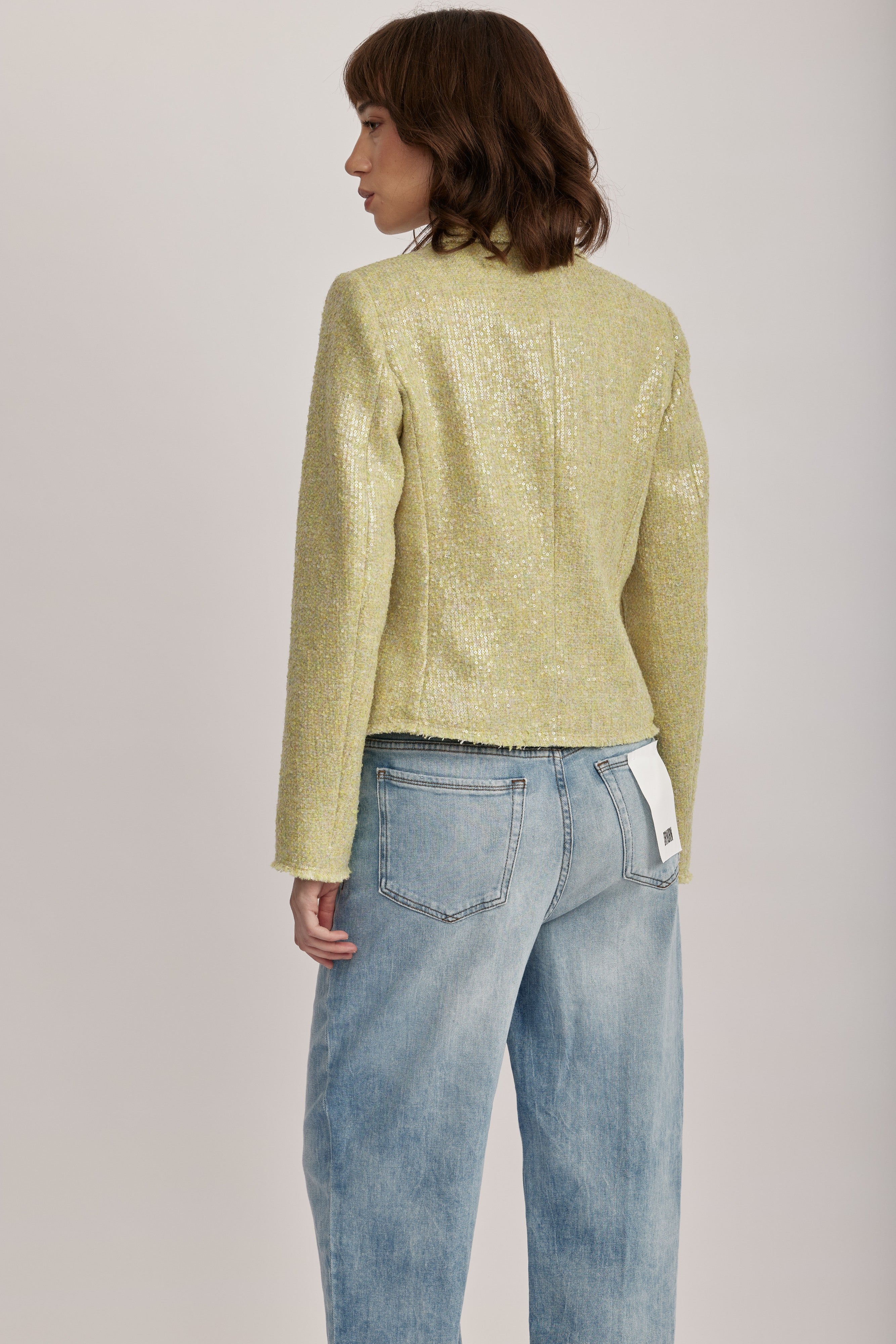 ז'קט בלייזר מבית המותג Luisa Cerano, מבד טוויד קייצי, מעוטר בפאייטים שקופים ומנצנצים. גזרה קלאסית, עם צווארון דש, כיסי פאץ', בטנה פנימית, וסגירה באמצעות כפתור תיקתק.הרכב: 80% פוליאסטר, 20% צמרהדוגמנית בגובה 1.75 ולובשת מידה 36 של Luisa Cerano