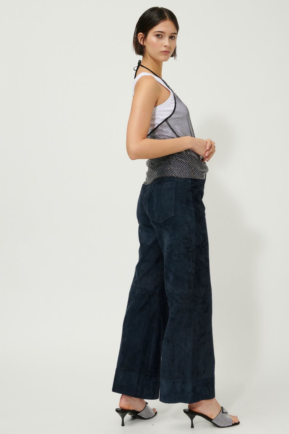 מכנסי זמש מתרחביםהרכב: 100% זמשהדוגמנית בגובה 1.78 ולובשת מידה 36 אירופאית