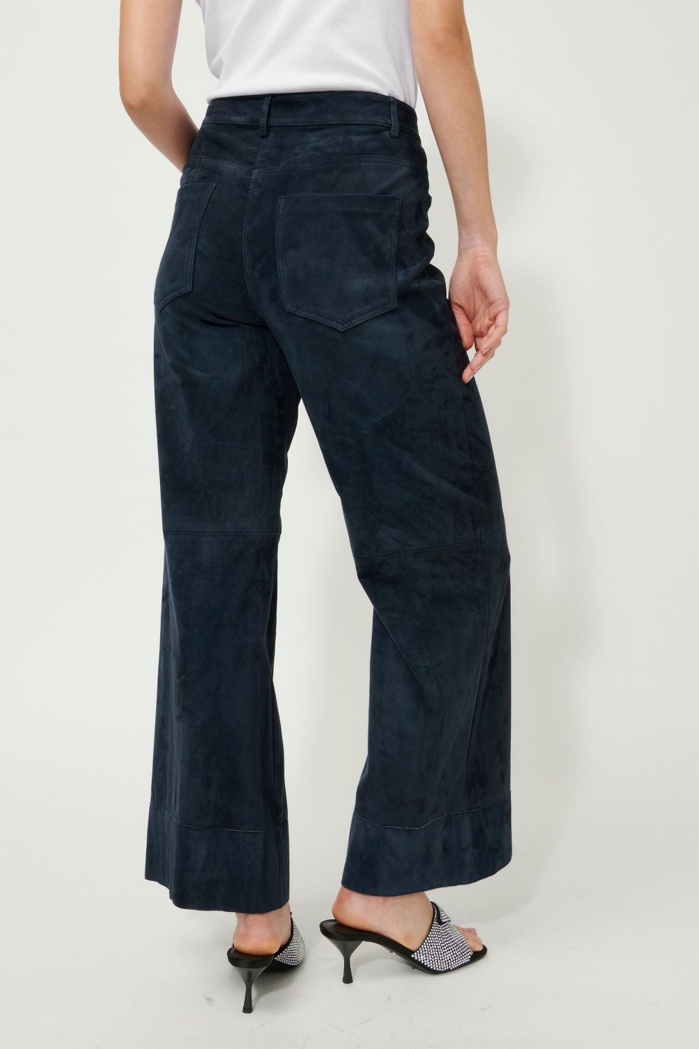 מכנסי זמש מתרחביםהרכב: 100% זמשהדוגמנית בגובה 1.78 ולובשת מידה 36 אירופאית