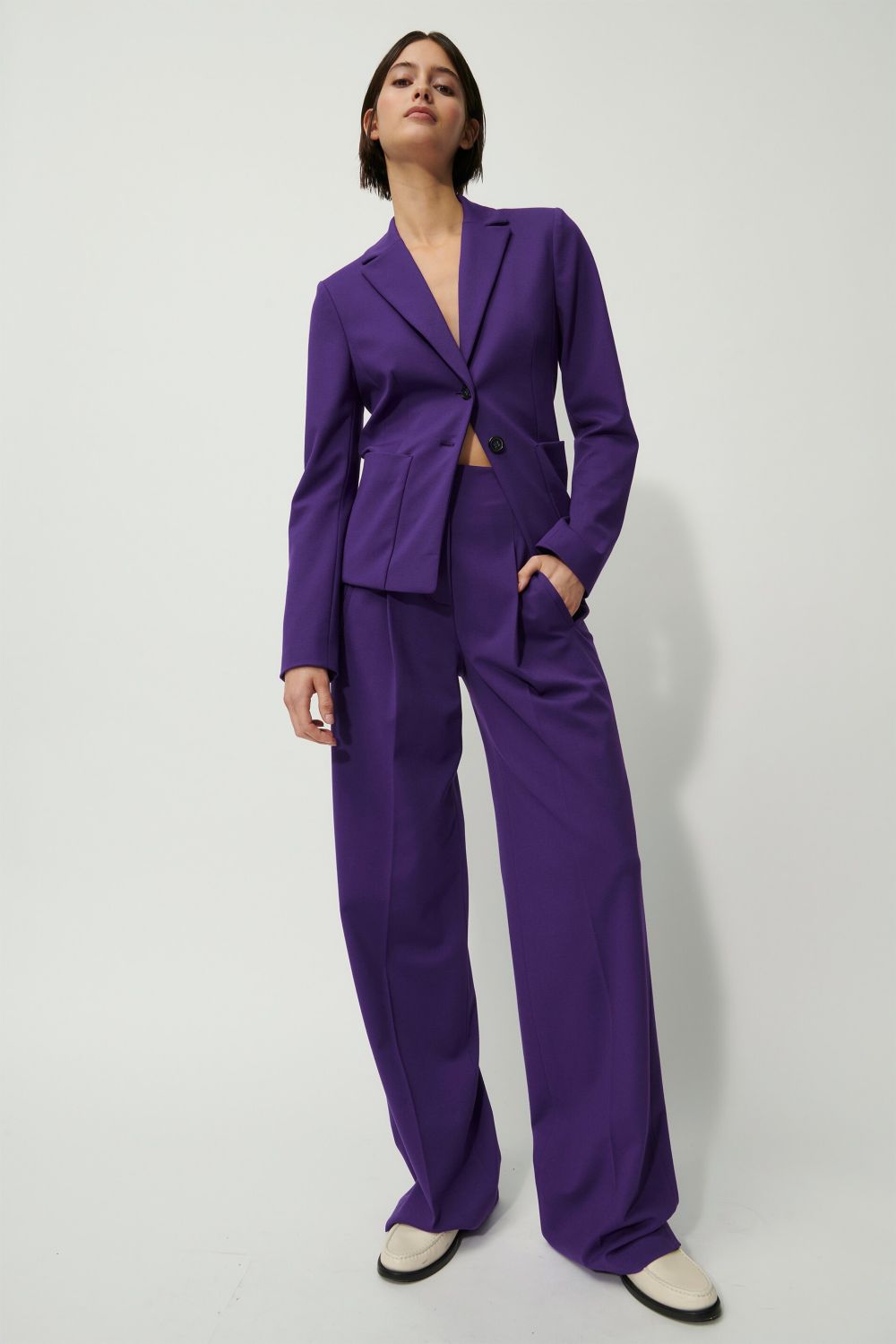 מכנסיים בגזרה גבוהה במראה מחוייטהרכב: 56% ויסקוזה, 36% פוליאמיד, 8% אלסטןהדוגמנית בגובה 1.78 ולובשת מידה 36 אירופאית