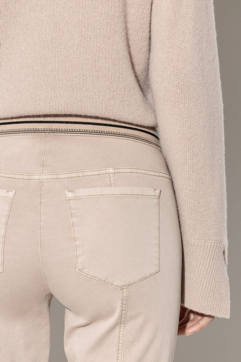 מכנסי ג'ינס סקיני קליליים מכותנה בצבע קשיו עם גומי במותן מאחור