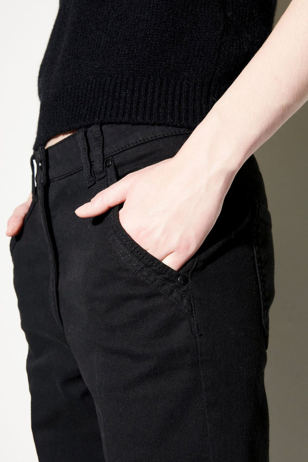 ג'ינס בצבע שחור מכותנה רגל מעט רחבה סיומת פלייר