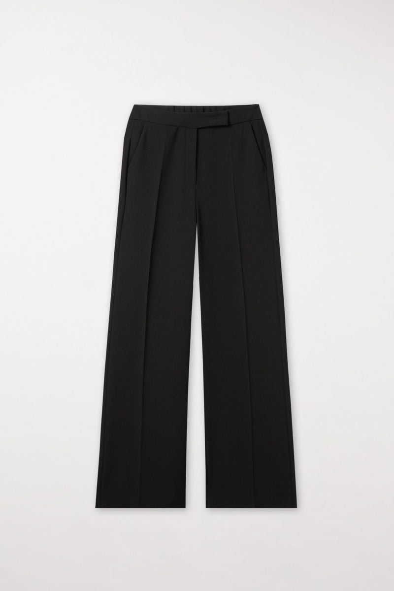 מכנסיים מחוייטים בצבע שחור רגל רחבה גומי במותן מאחור
