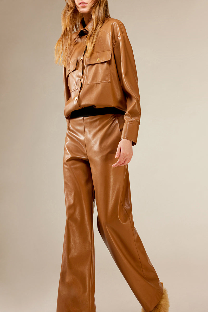 מכנסי עור אקולוגי במראה מחוייט צבע קאמל רגל רחבה גומי שחור במותן