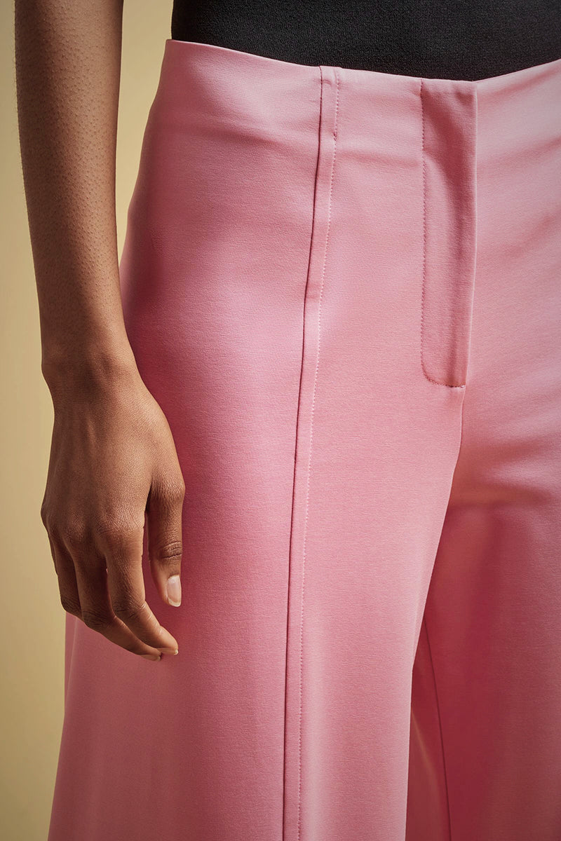 מכנסיים מתרחבים עם תפר קידמיהרכב: 61% ויסקוזה, 34% פוליאמיד, 5% אלסטןהדוגמנית בגובה 1.78 ולובשת מידה 42 איטלקית