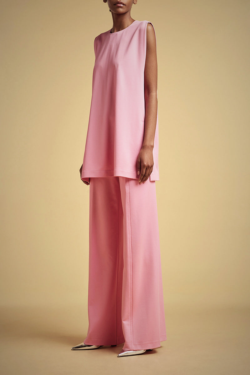 מכנסיים מתרחבים עם תפר קידמיהרכב: 61% ויסקוזה, 34% פוליאמיד, 5% אלסטןהדוגמנית בגובה 1.78 ולובשת מידה 42 איטלקית