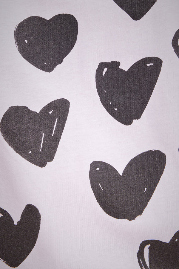 טישירט לבנה 100% כותנה במראה אוברסייז הדפס לבבות שחורים מקדימה