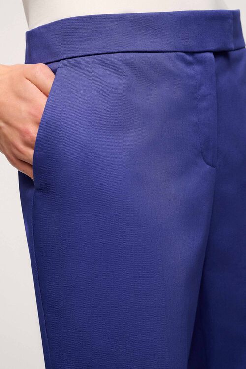 מכנסיים מחוייטים בגזרה צרה אורך עצם צבע כחול