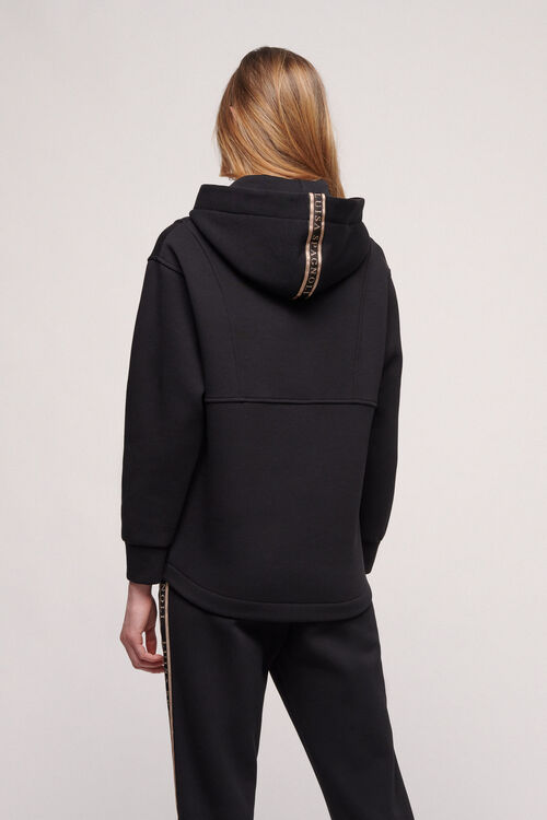 סווטשירט עם קפוצ'ון ושרוכים מונוגרוםהרכב: 65% כותנה, 35% פוליאסטרהדוגמנית בגובה 1.79 ולובשת מידה S