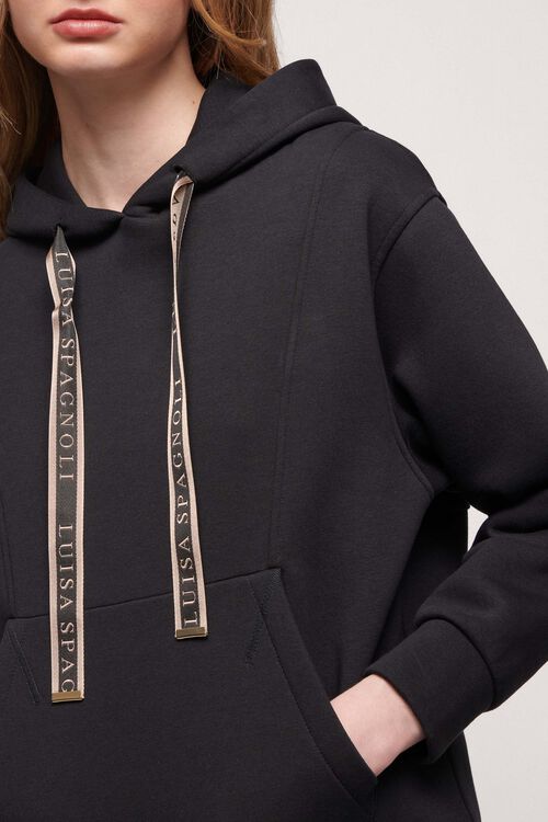 סווטשירט עם קפוצ'ון ושרוכים מונוגרוםהרכב: 65% כותנה, 35% פוליאסטרהדוגמנית בגובה 1.79 ולובשת מידה S