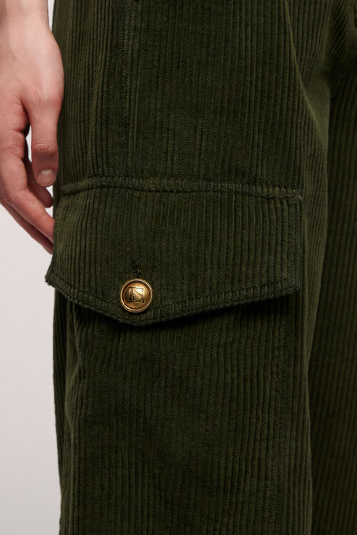 מכנסי קרגו קורדרוי דוגמת צלעות רחבה בירוק זית רגל ישרה אפשרות הידוק אחורי במותן