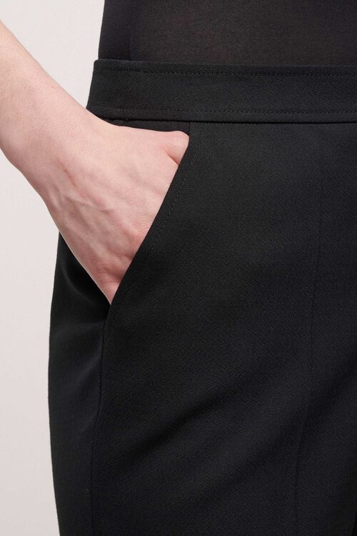 מכנסיים מחוייטים עם רוכסן נסתרהרכב: 53% פוליאסטר, 43% צמר, 4% אלסטןהדוגמנית בגובה 1.79 ולובשת מידה 42 איטלקית