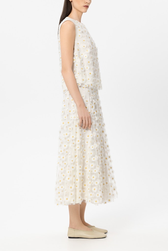 חולצה מבית המותג Luisa Cerano.טופ אלגנטי בגזרה ישרה, מבד טול בעיטור רקמת פרחים תלת מימדית. ללא שרוולים, עם בטנה פנימית, צווארון עגול, וסגירת כפתורים מאחור.הרכב: 100% פוליאסטר, בטנה- 100% ויסקוזההדוגמנית בגובה 1.78 ולובשת מידה 36 של Luisa Cerano