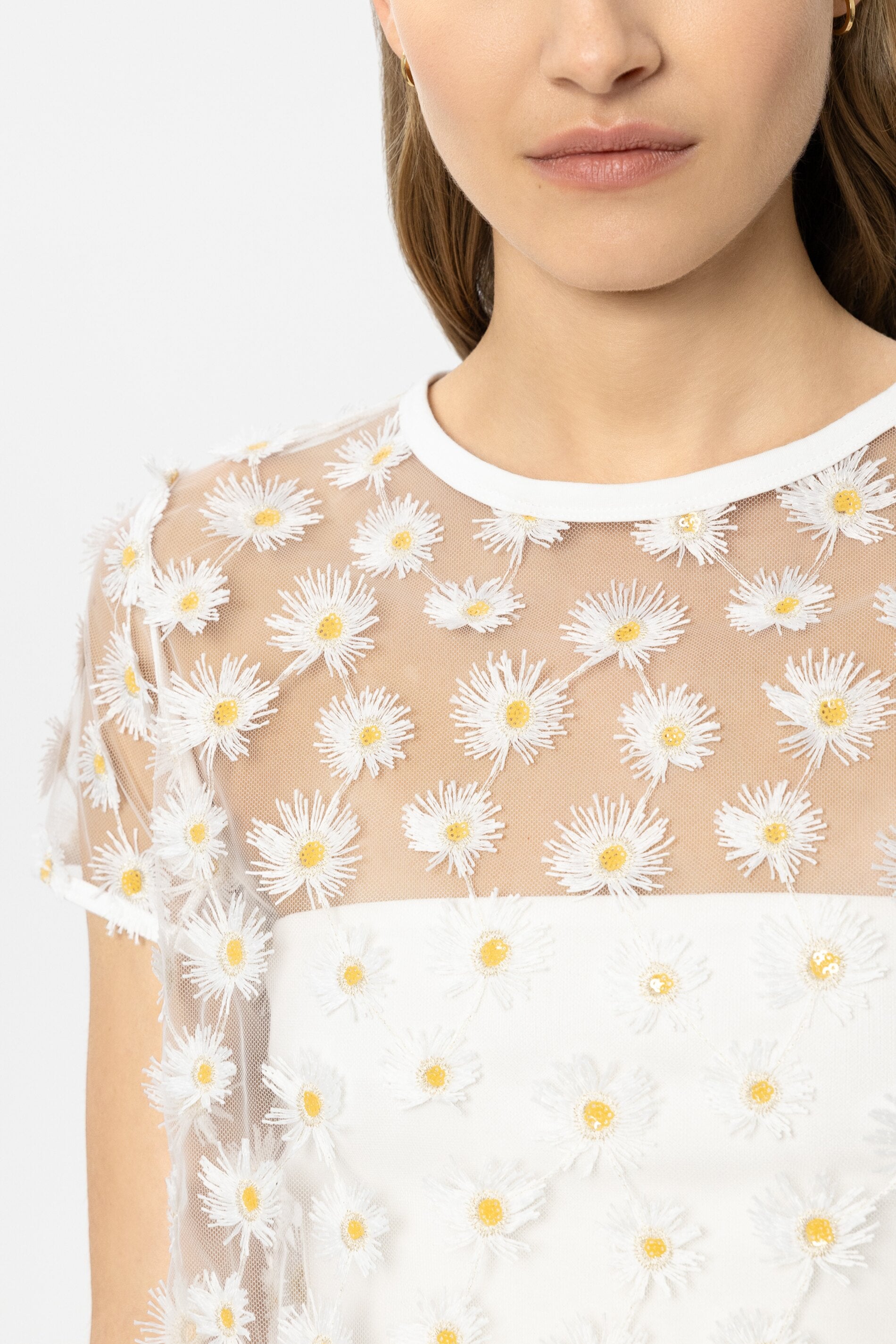 חולצה מבית המותג Luisa Cerano, עשויה בד טול שקוף בעיטור רקמת פרחים תלת מימדית. עם שרוולים קצרים וצאוורון עגול. ללא בטנה.הרכב: 100% פוליאסטרהדוגמנית בגובה 1.78 ולובשת מידה 36 של Luisa Cerano