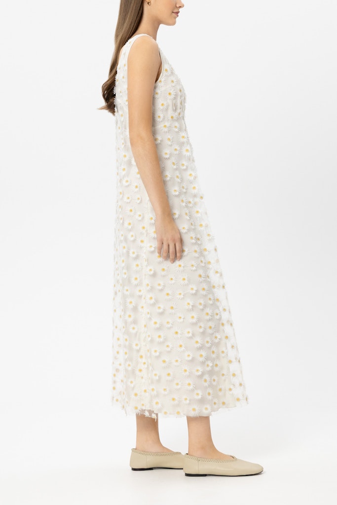 שמלת מקסי מבית המותג Luisa Cerano.שמלה אלגנטית מבד טול בעיטור רקמת פרחים תלת מימדית. ללא שרוולים, עם בטנה פנימית, צווארון עגול, גב במפתח וי עמוק, וסגירה באמצעות רוכסן צידי נסתר.הרכב: 100% פוליאסטר, בטנה- 100% ויסקוזההדוגמנית בגובה 1.78 ולובשת מידה 36 של Luisa Cerano