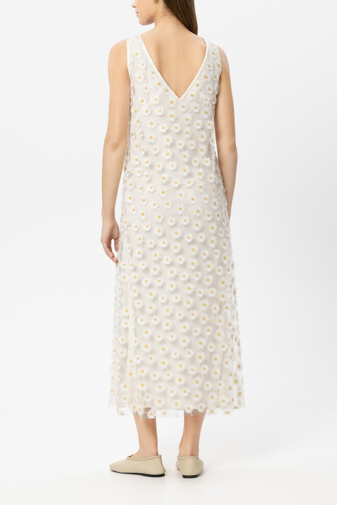 שמלת מקסי מבית המותג Luisa Cerano.שמלה אלגנטית מבד טול בעיטור רקמת פרחים תלת מימדית. ללא שרוולים, עם בטנה פנימית, צווארון עגול, גב במפתח וי עמוק, וסגירה באמצעות רוכסן צידי נסתר.הרכב: 100% פוליאסטר, בטנה- 100% ויסקוזההדוגמנית בגובה 1.78 ולובשת מידה 36 של Luisa Cerano