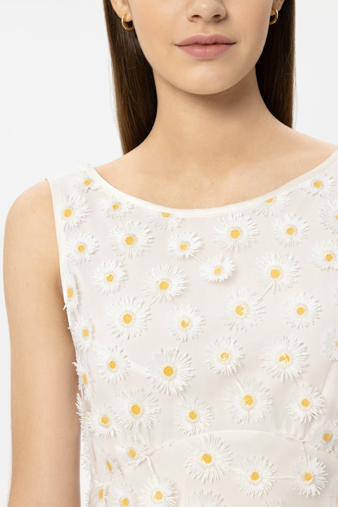 שמלת מקסי מבית המותג Luisa Cerano.שמלה אלגנטית מבד טול בעיטור רקמת פרחים תלת מימדית. ללא שרוולים, עם בטנה פנימית, צווארון עגול, גב במפתח וי עמוק, וסגירה באמצעות רוכסן צידי נסתר.הרכב: 100% פוליאסטר, בטנה- 100% ויסקוזההדוגמנית בגובה 1.78 ולובשת מידה 36 של Luisa Cerano