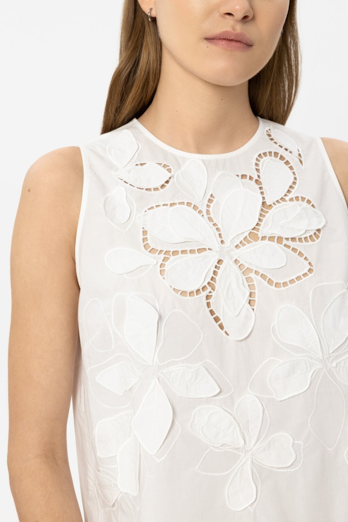 גופיה אלגנטית וקלילה מבית המותג Luisa Cerano, עשויה כותנה טהורה, בעיטור רקמת לולאות ותוספת דיטיילס בדוגמת פרחים בחזית ובגב. גזרה מתרחבת, עם צווארון עגול, וסגירה באמצעות כפתור בגב.הרכב: 100% כותנההדוגמנית בגובה 1.78 ולובשת מידה 36 של Luisa Cerano