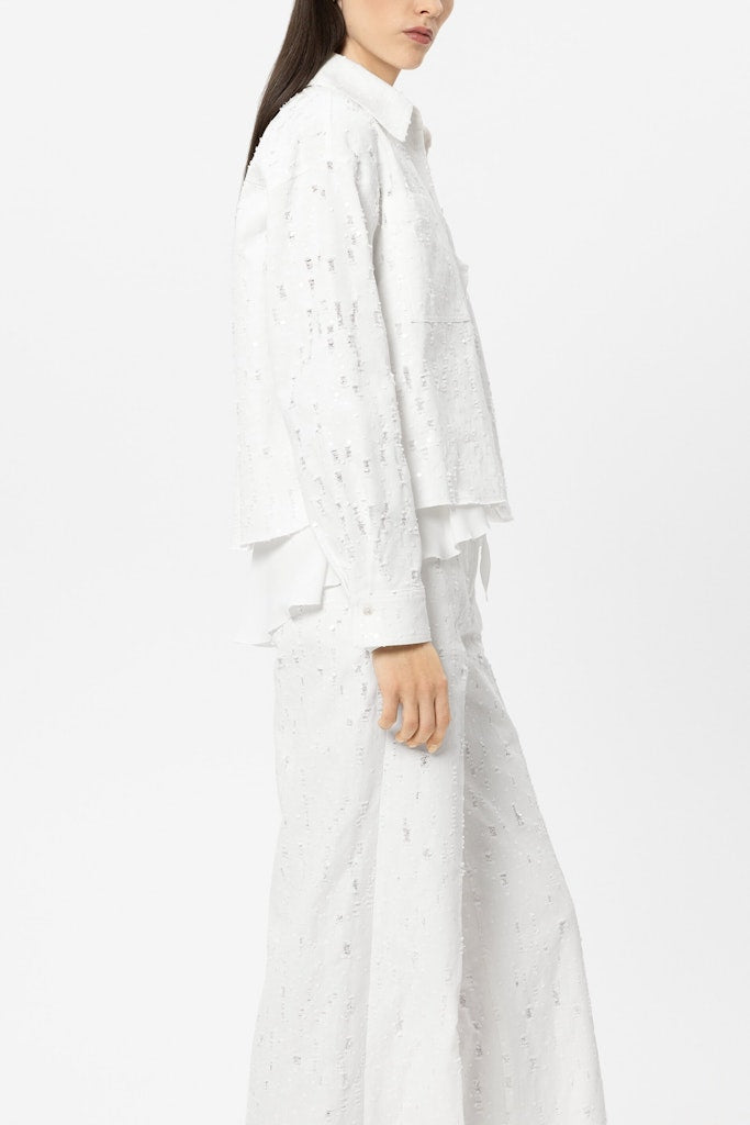 ז'קט מבית המותג Luisa Cerano, עם עיטור רקמת פאייטים.עיצוב קז'ואל-אלגנטי, בגזרה רחבה ובאורך המותן. עם שרוולים ארוכים בסיומת חפתים מכופתרים, צווארון קלאסי, שני כיסים חזיתיים גדולים, וסגירה באמצעות שורת כפתורים לכל האורך.הרכב: 100% כותנההדוגמנית בגובה 1.78 ולובשת מידה 36 של Luisa Cerano