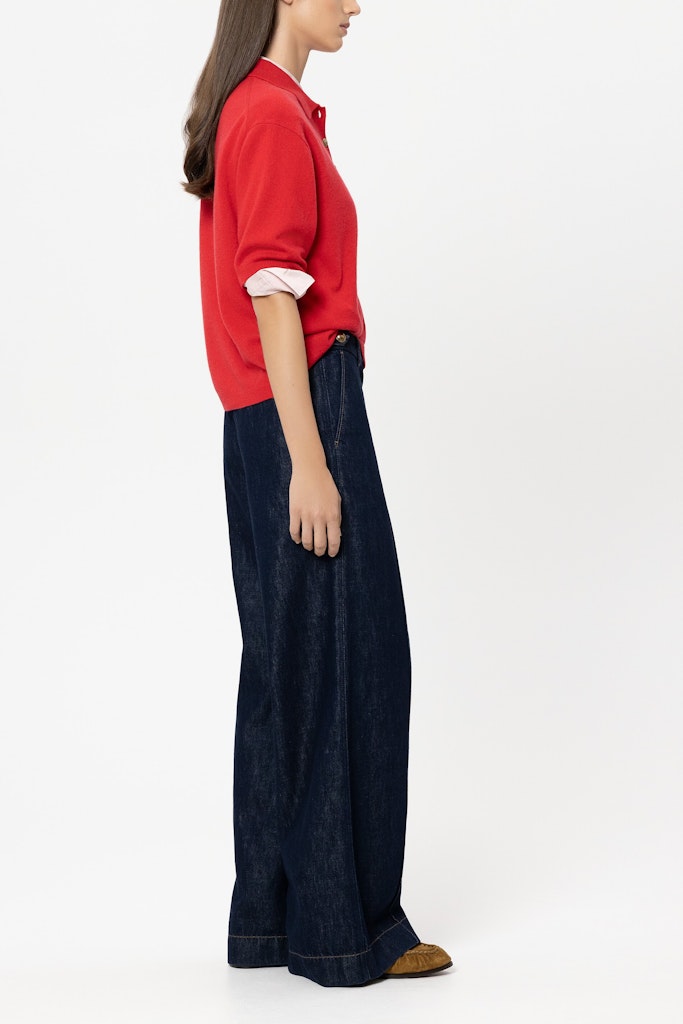 ג'ינס רחב מבית המותג Luisa Cerano, מבד דנים אותנטי, רך ונעים. מכנסיים בגזרת Wide Leg נוחה ואופנתית, עם שני כיסי צד ושני כיסי צ'ינו אחוריים, תפרים קדמיים מודגשים, עיטור כפתורים דקורטיביים במותן, לולאות לחגורה, וסגירה נסתרת באמצעות רוכסן וכפתור.הרכב בד: 81% כותנה, 19% ליוסל (Tencel)הדוגמנית בגובה 1.78 ולובשת מידה 36 של Luisa Cerano