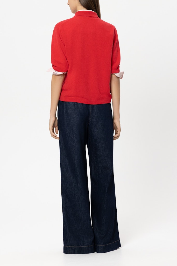 ג'ינס רחב מבית המותג Luisa Cerano, מבד דנים אותנטי, רך ונעים. מכנסיים בגזרת Wide Leg נוחה ואופנתית, עם שני כיסי צד ושני כיסי צ'ינו אחוריים, תפרים קדמיים מודגשים, עיטור כפתורים דקורטיביים במותן, לולאות לחגורה, וסגירה נסתרת באמצעות רוכסן וכפתור.הרכב בד: 81% כותנה, 19% ליוסל (Tencel)הדוגמנית בגובה 1.78 ולובשת מידה 36 של Luisa Cerano