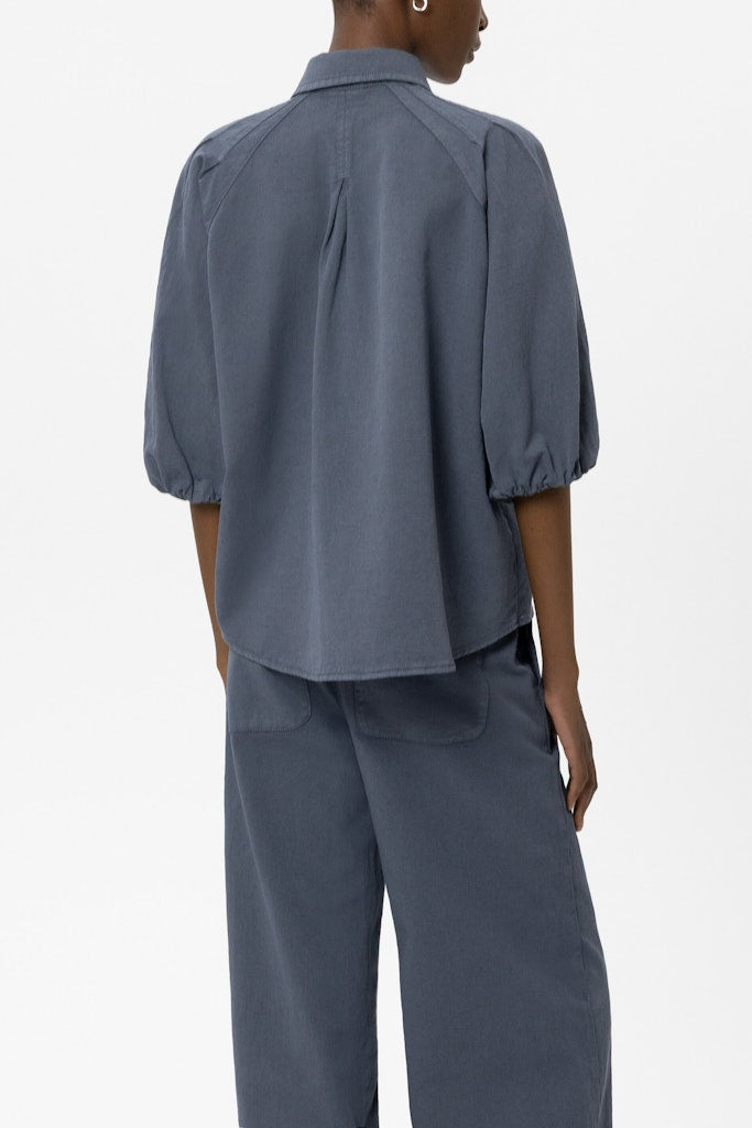 חולצה מכופתרת מבית המותג Luisa Cerano, עשויה בד קליל מתערובת כותנה ופשתן.גזרה רחבה, עם שרוולים תפוחים באורך המרפק, צווארון קלאסי, קפלים מודגשים, וסגירה באמצעות שורת כפתורי מתכת דקורטיביים.הרכב: 49% כותנה, 31% פשתן, 19% ליוסל (Tencel), 1% אלסטןהדוגמנית בגובה 1.78 ולובשת מידה 36 של Luisa Cerano