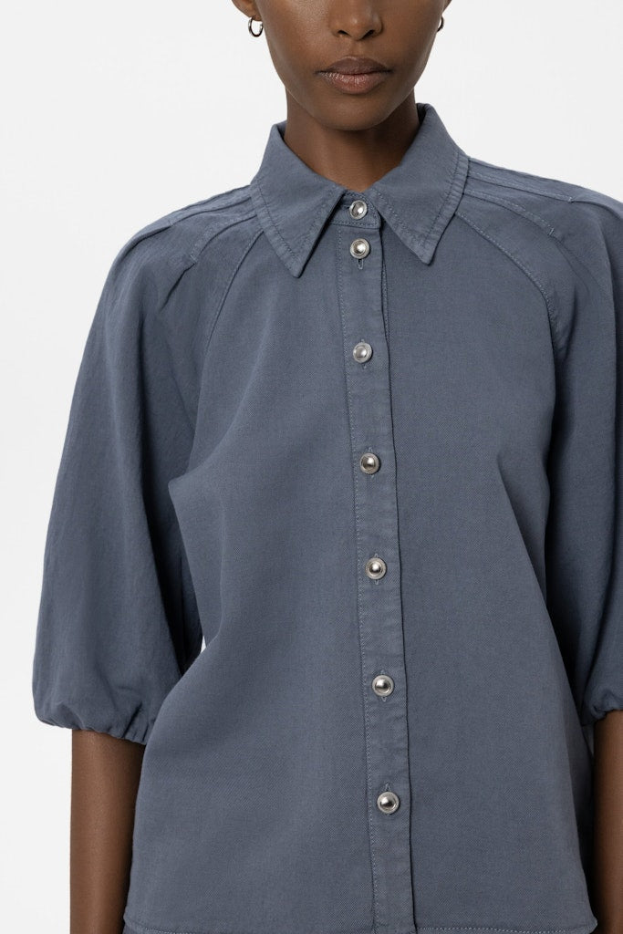 חולצה מכופתרת מבית המותג Luisa Cerano, עשויה בד קליל מתערובת כותנה ופשתן.גזרה רחבה, עם שרוולים תפוחים באורך המרפק, צווארון קלאסי, קפלים מודגשים, וסגירה באמצעות שורת כפתורי מתכת דקורטיביים.הרכב: 49% כותנה, 31% פשתן, 19% ליוסל (Tencel), 1% אלסטןהדוגמנית בגובה 1.78 ולובשת מידה 36 של Luisa Cerano