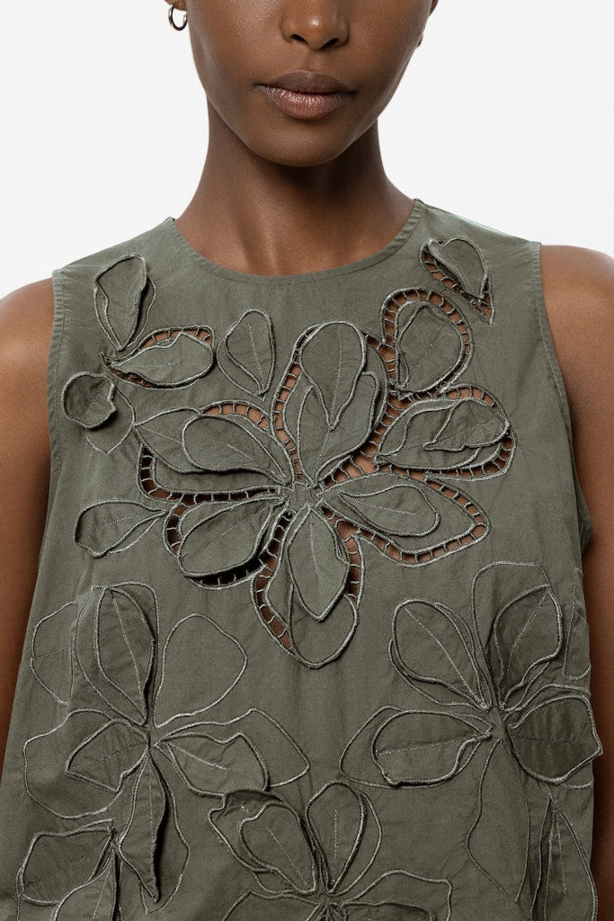 גופיה אלגנטית וקלילה מבית המותג Luisa Cerano, עשויה כותנה טהורה, בעיטור רקמת לולאות ותוספת דיטיילס בדוגמת פרחים בחזית ובגב. גזרה מתרחבת, עם צווארון עגול, וסגירה באמצעות כפתור בגב.הרכב: 100% כותנההדוגמנית בגובה 1.78 ולובשת מידה 36 של Luisa Cerano