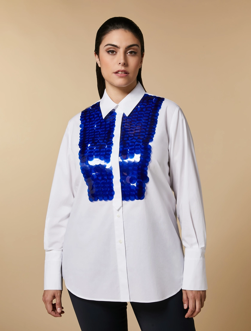 חולצת ערב מכופתרת לבנה עם אפליקציית פייטים כחולים בחזה